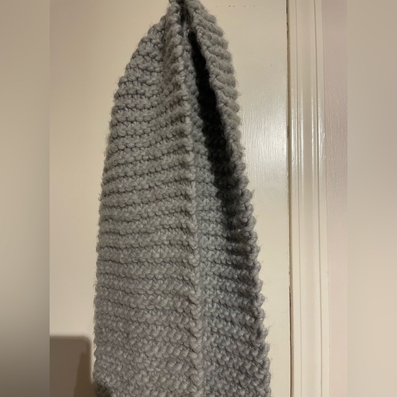 Handmade oversized grey scarf - Picture 4 of 9
